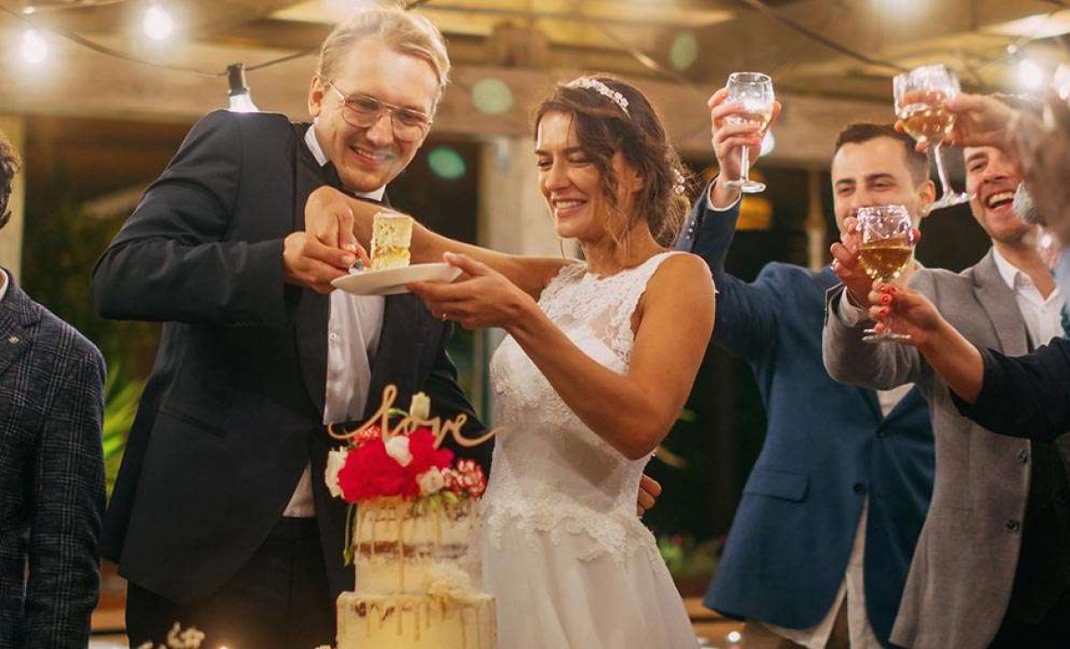 Couple cutting the cake at their reception